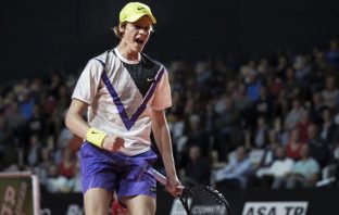 Jannik Sinner non si ferma più: eliminato Tiafoe, ad Anversa è semifinale