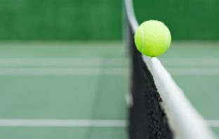 Perché nel tennis quando la pallina in servizio tocca il nastro si dice “let” (e non “net”)