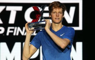 Next Gen Finals, così Sinner ha schiantato il numero 18 del mondo De Minaur – Video La grande notte di Jannik Sinner