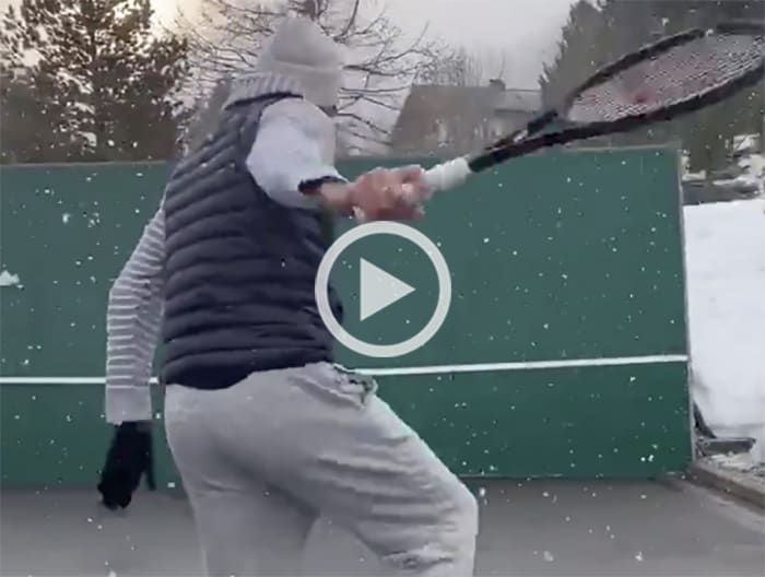 Federer gioca a muro sotto la neve