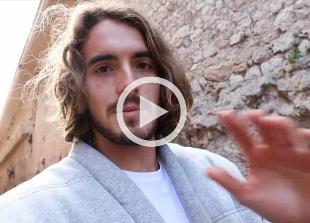 Tsitsipas si trasforma in fitness trainer
