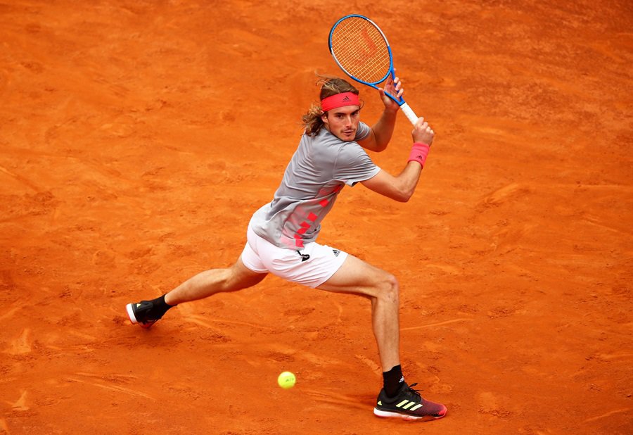 Tsitsipas regala spettacolo in piscina
