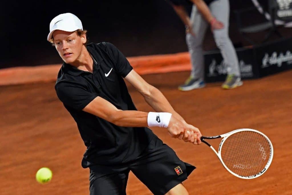 Jannik Sinner epico, sconfitto Tsitsipas