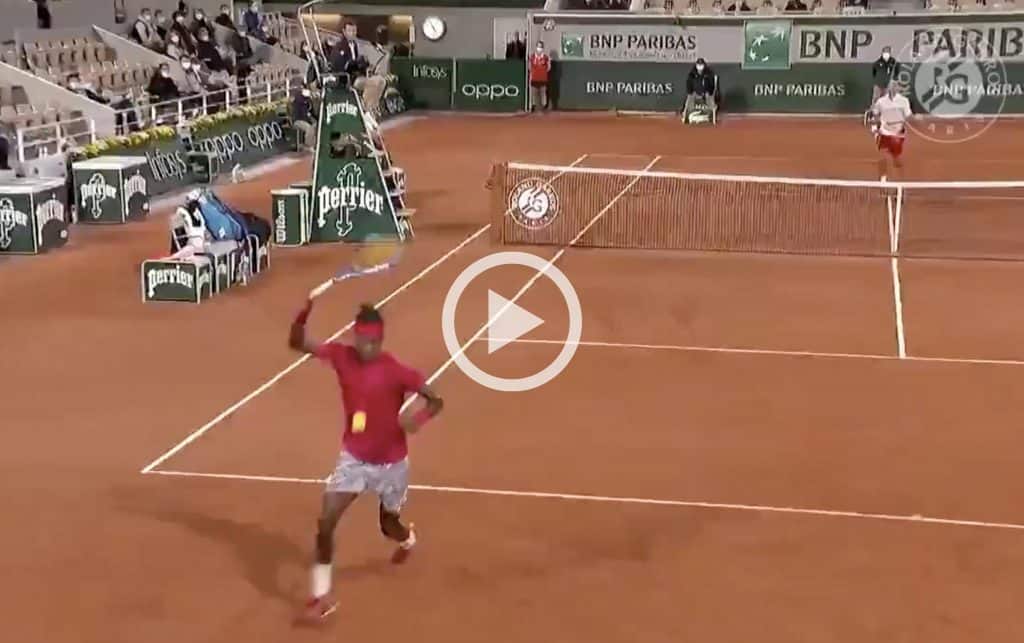 Lo spettacolare tweener di Ymer contro Djokovic