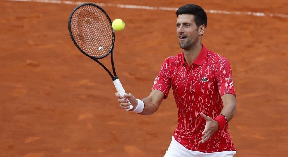 Novak Djokovic dà lezioni in strada, ma senza mascherina