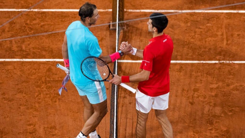 Roland Garros 2020, la stretta di mano tra Novak Djokovic e Rafael Nadal
