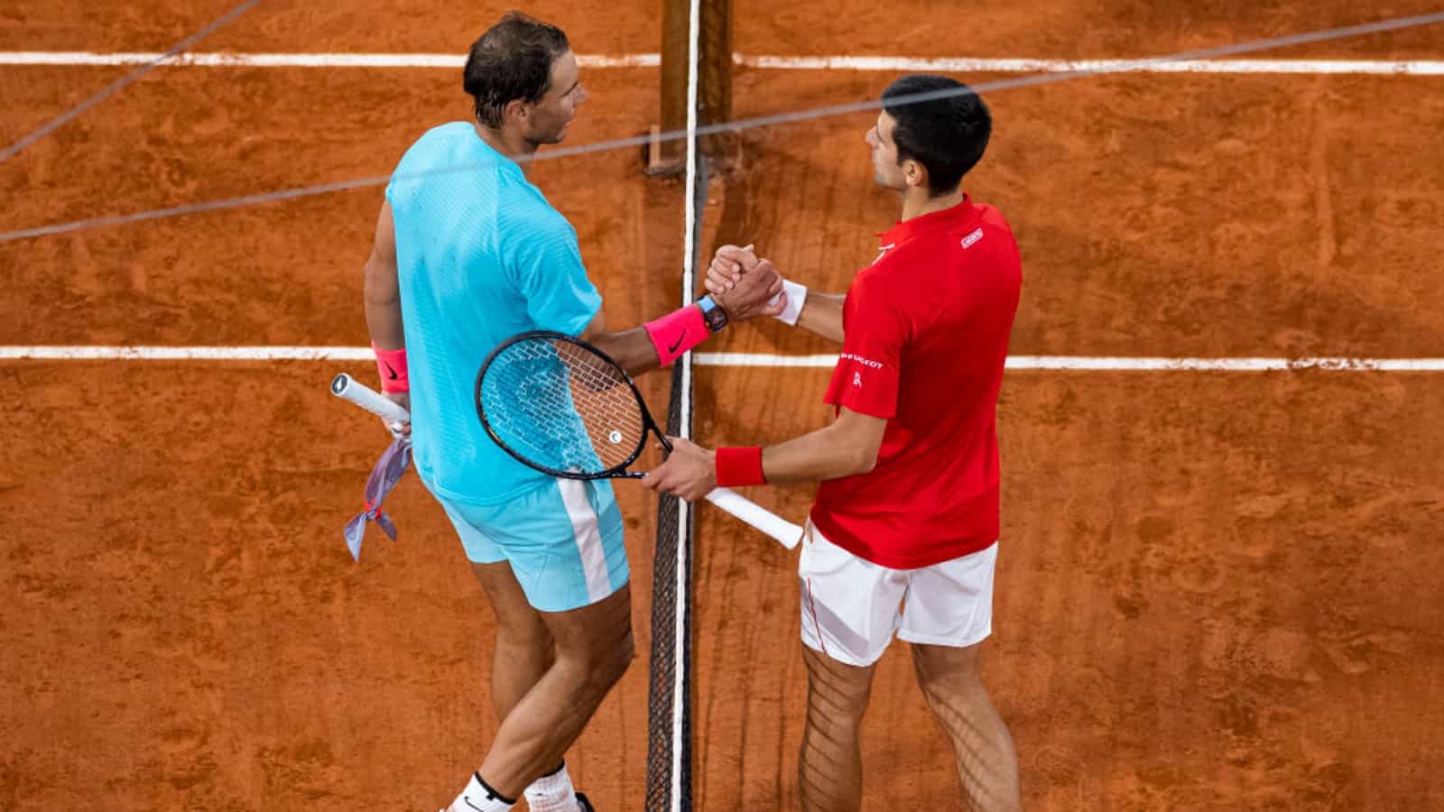 Roland Garros 2020, la stretta di mano tra Novak Djokovic e Rafael Nadal