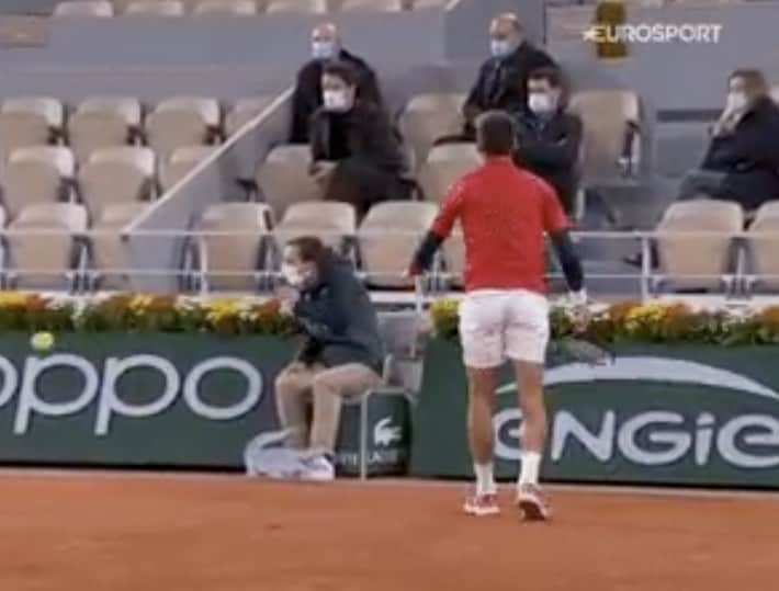 La pallata (involontaria) di Djokovic al giudice di linea