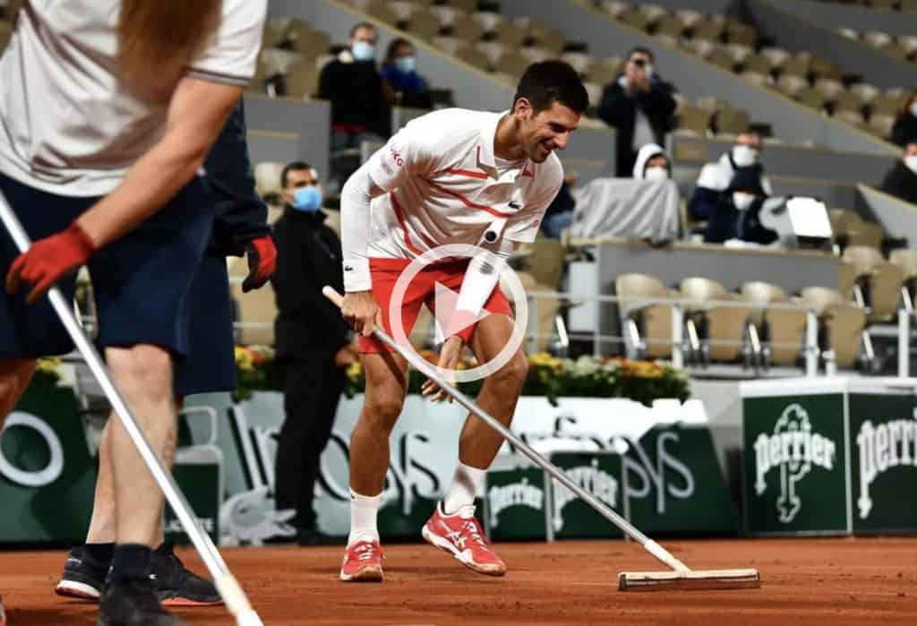 Parigi, Djokovic pulisce il campo dopo la pioggia
