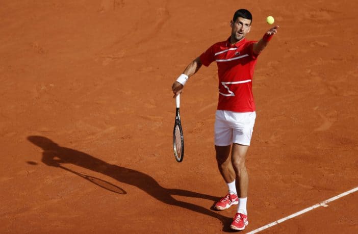 Novak Djokovic al servizio al Roland Garros 2020