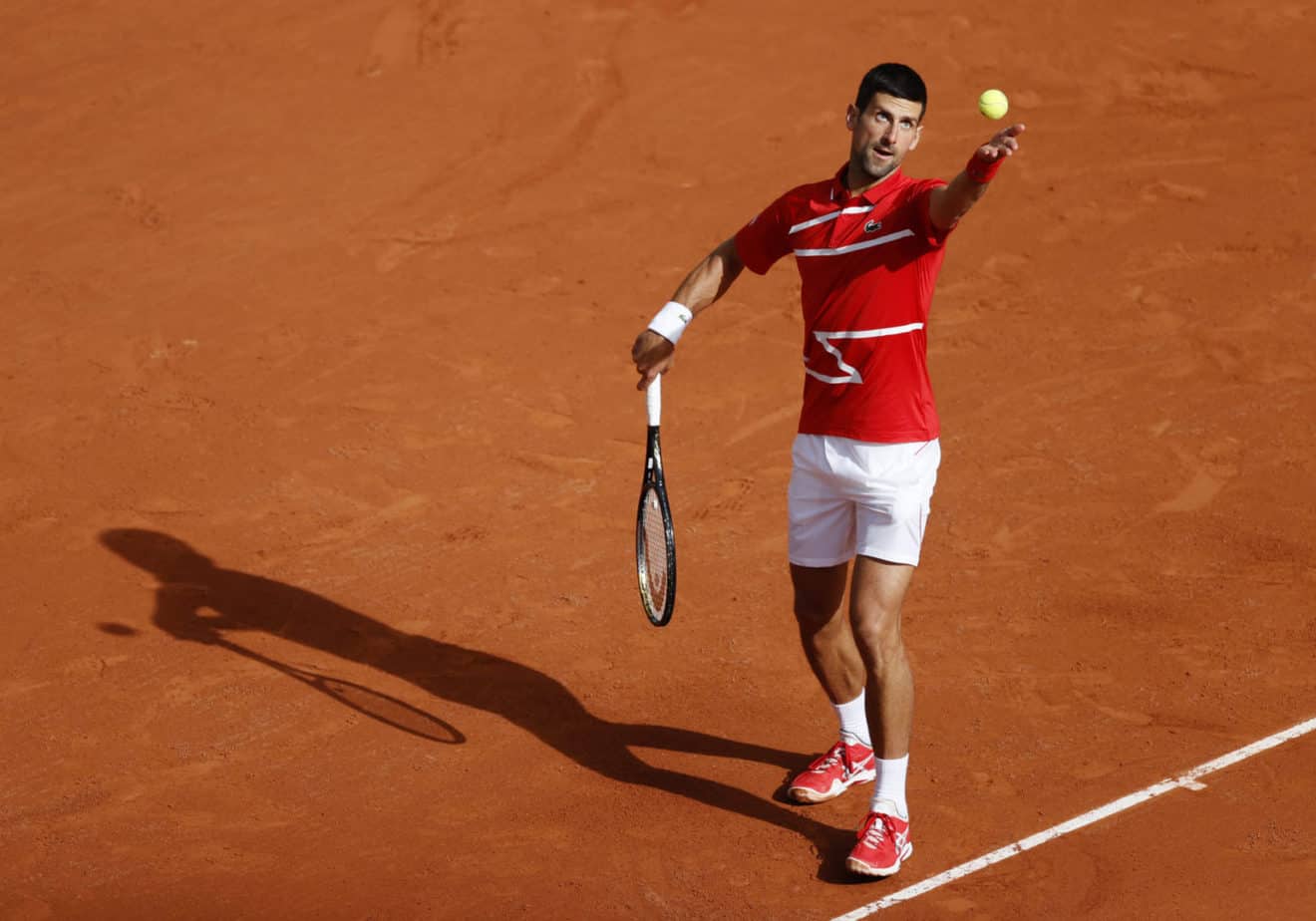 Novak Djokovic al servizio al Roland Garros 2020