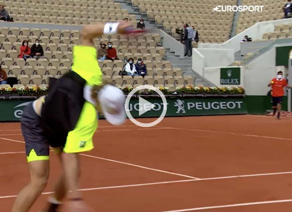 Shapovalov sbaglia il punto e distrugge la racchetta