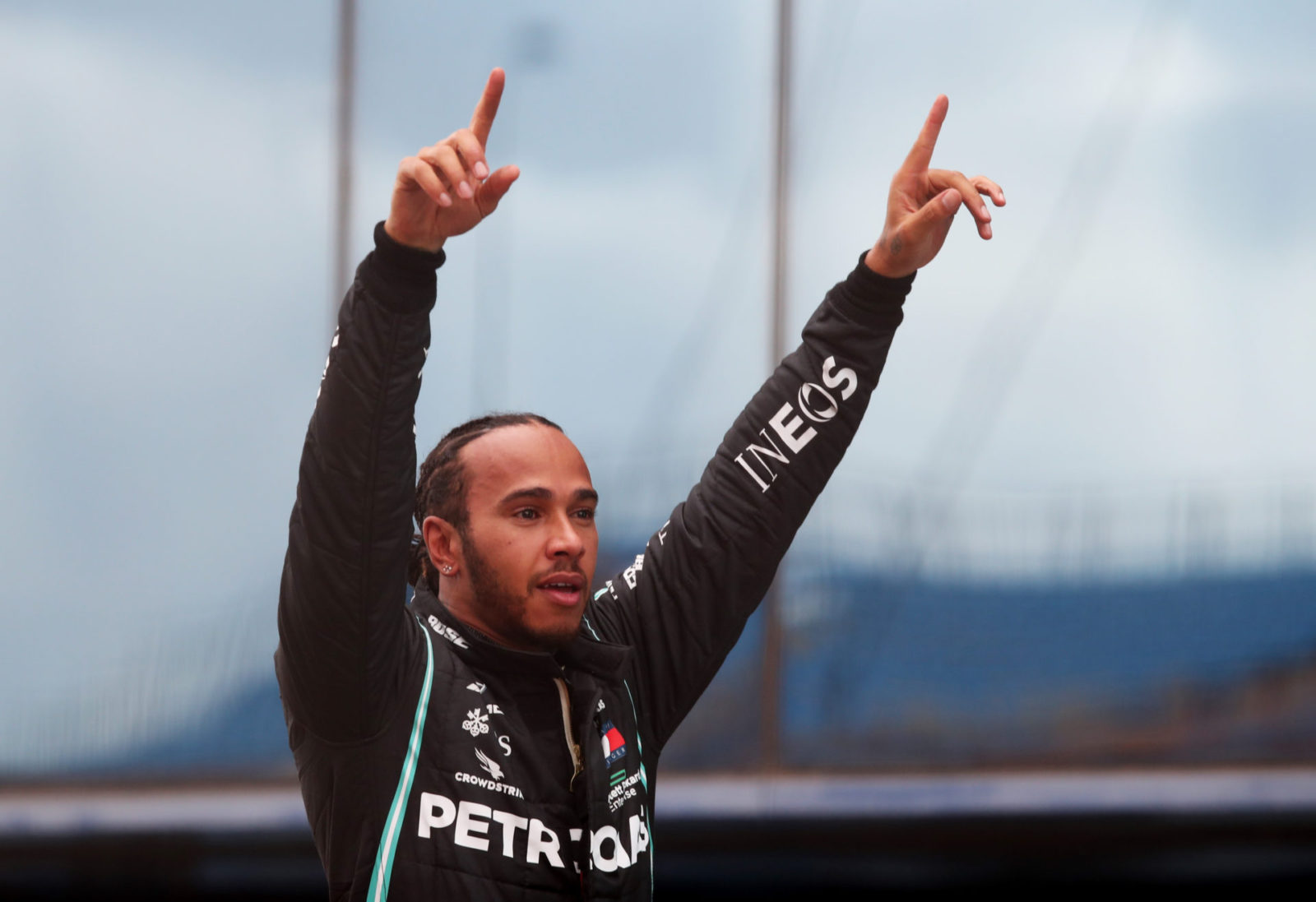 Lewis Hamilton gioca a tennis con il padre, che lo batte con un grande