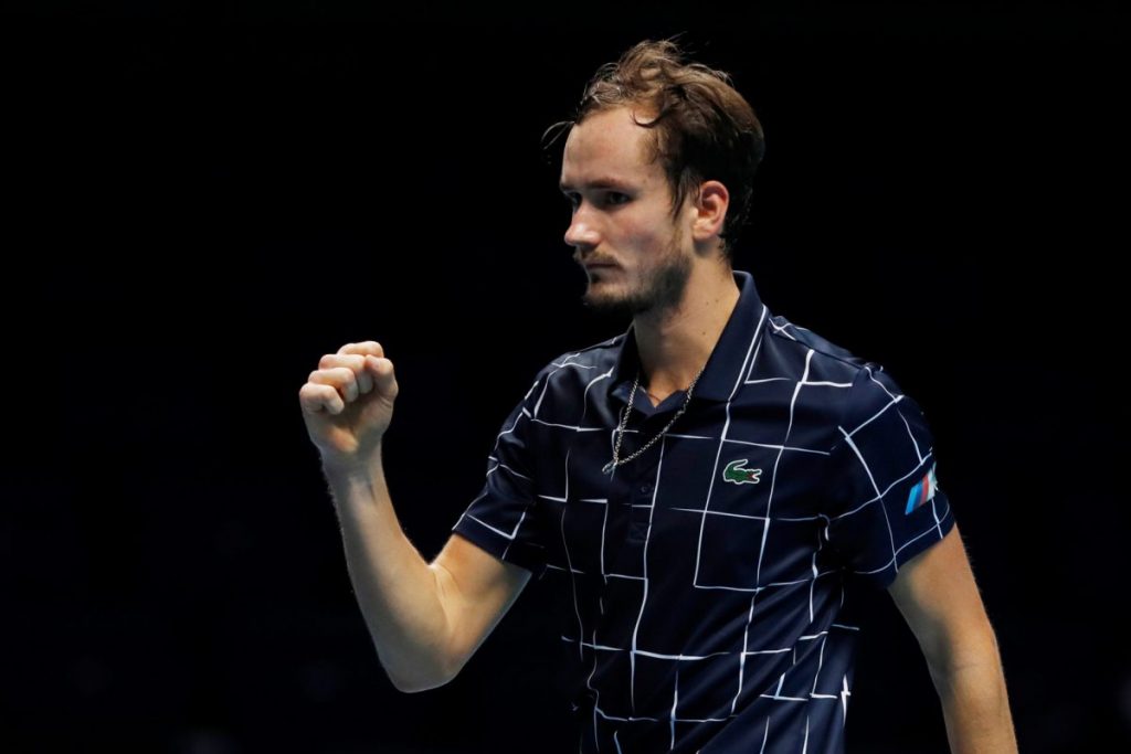 Daniil Medvedev batte Djokovic e vola alle Atp Finals
