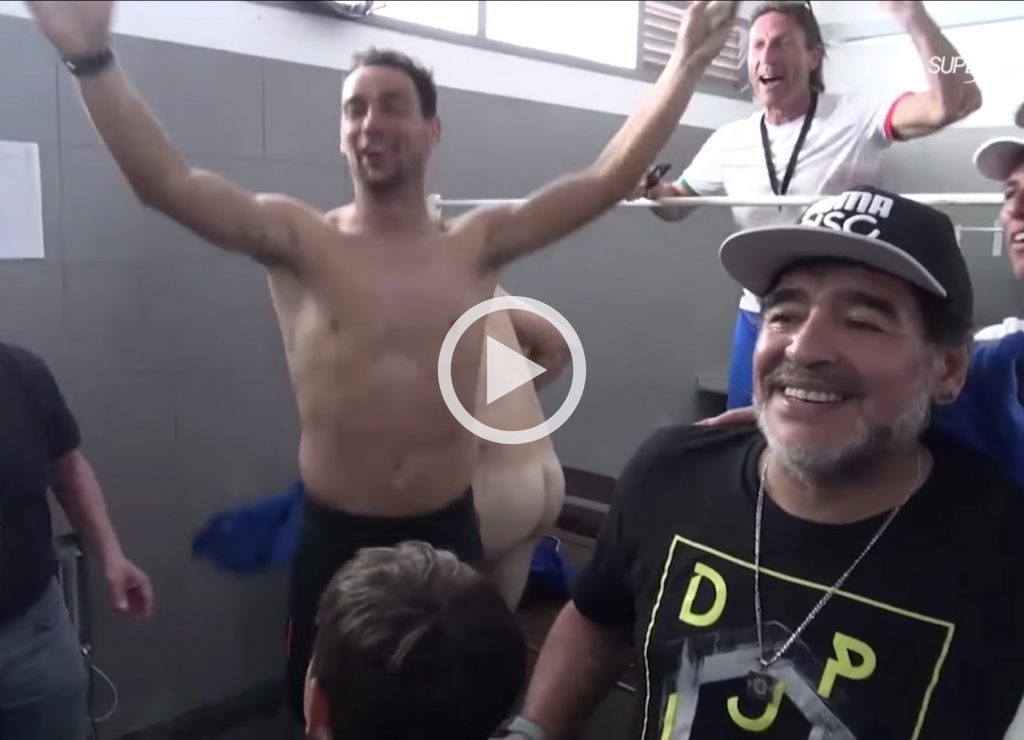 Fabio Fognini canta per Diego Maradona