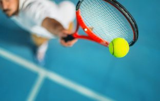 Attrezzatura, abbigliamento e accessori: tutto ciò che serve per iniziare a giocare a tennis abbigliamento e accessori