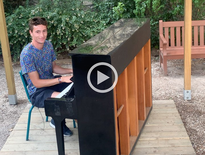 Ugo Humbert incanta al pianoforte