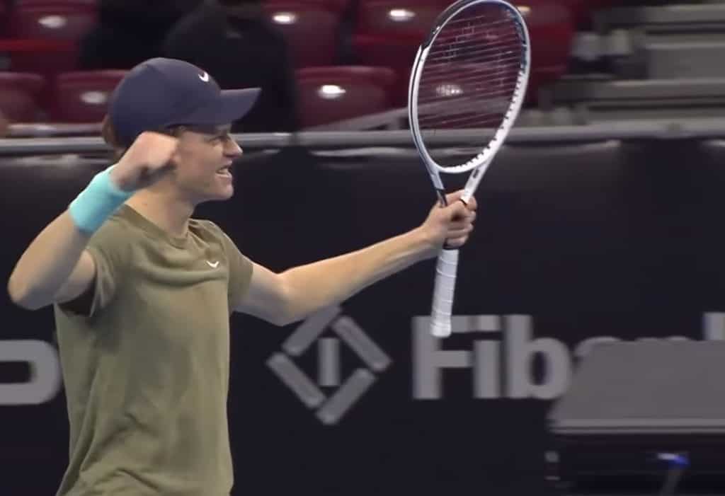 Jannik Sinner esulta dopo la vittoria