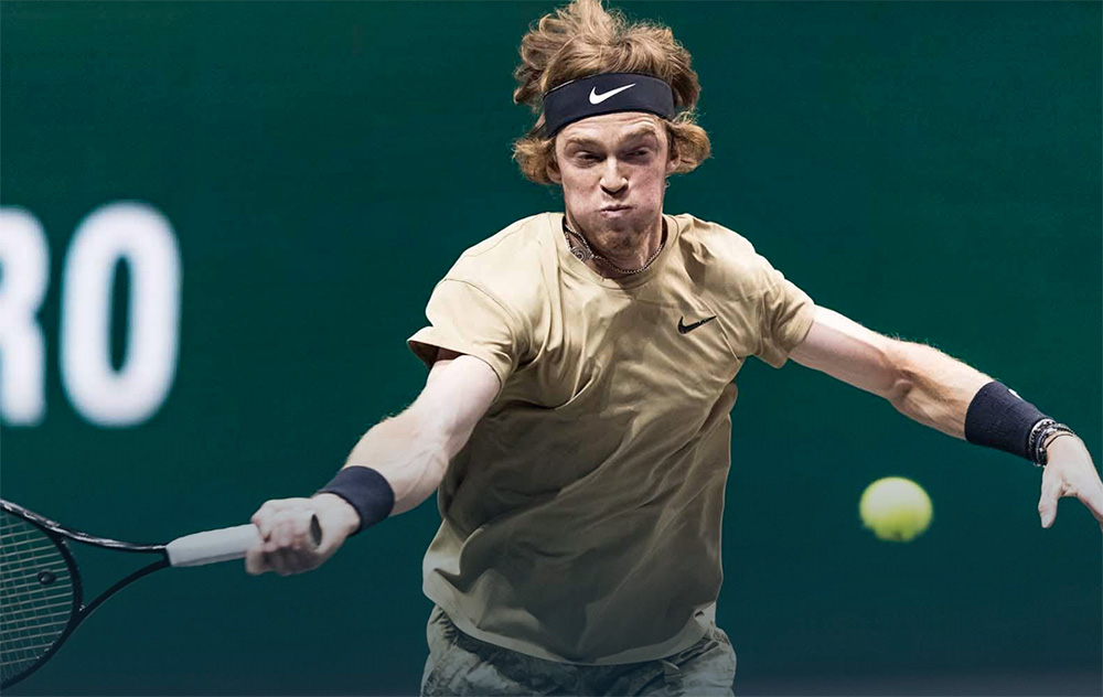 Rublev in semifinale a Doha senza aver mai giocato un punto