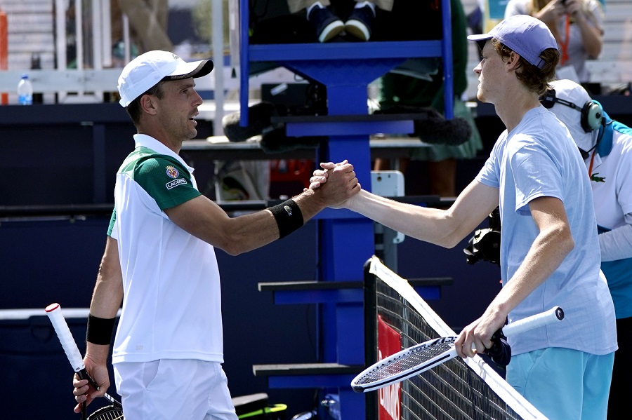 Jannik Sinner e Roberto Bautista Agut