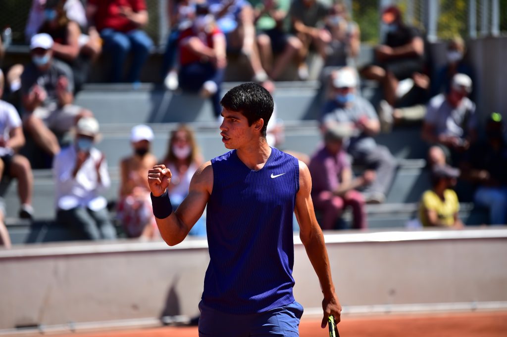 Carlos Alcaraz vince all'esordio al Roland Garros