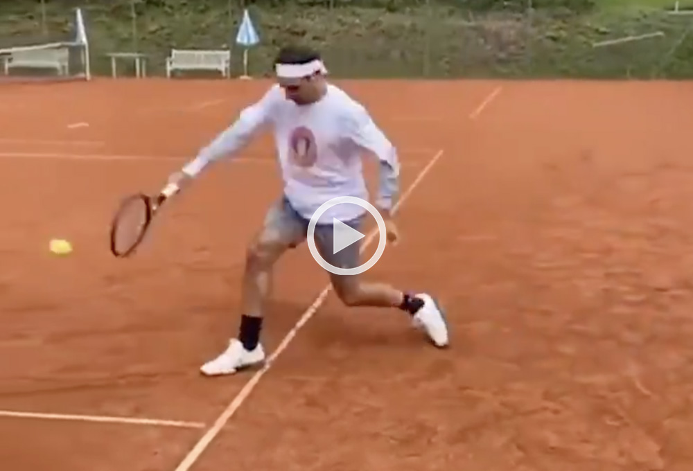 Federer si allena sulla terra battuta in Svizzera