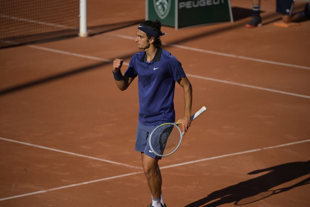 Lorenzo Musetti vince al debutto al Roland Garros