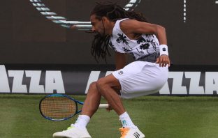 Fermi tutti, c’è Dustin Brown che dà spettacolo sull’erba di Stoccarda (Video) Dustin Brown dà spettacolo sull'erba di Stoccarda