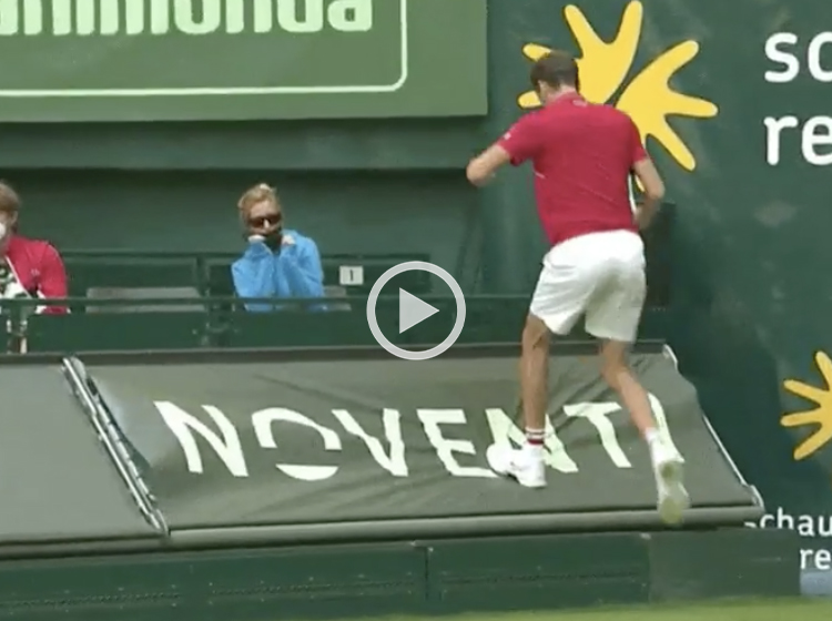 Medvedev fuori con Struff finisce sopra i cartelli pubblicitari