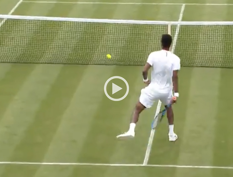 La volée in tweener di Monfils a Wimbledon