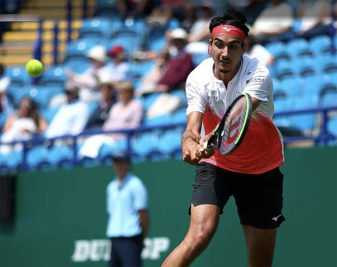 Lorenzo Sonego in azione a Eastbourne