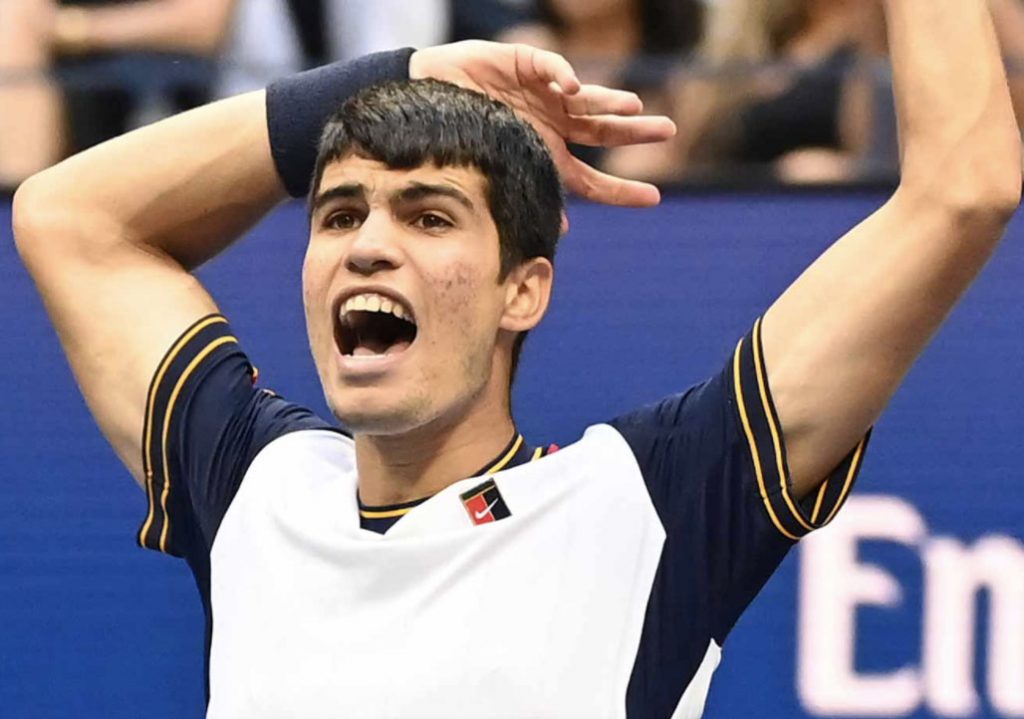 Alcaraz batte Tsitsipas e vola agli ottavi a New York
