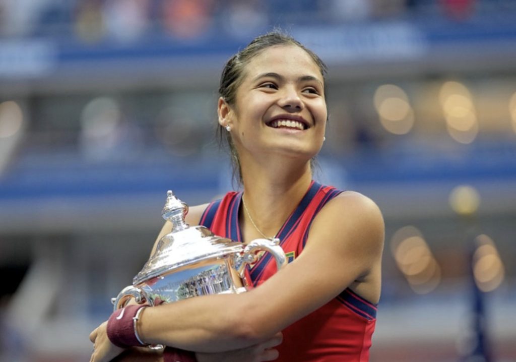 Emma Raducanu trionfa agli US Open e fa la storia del tennis
