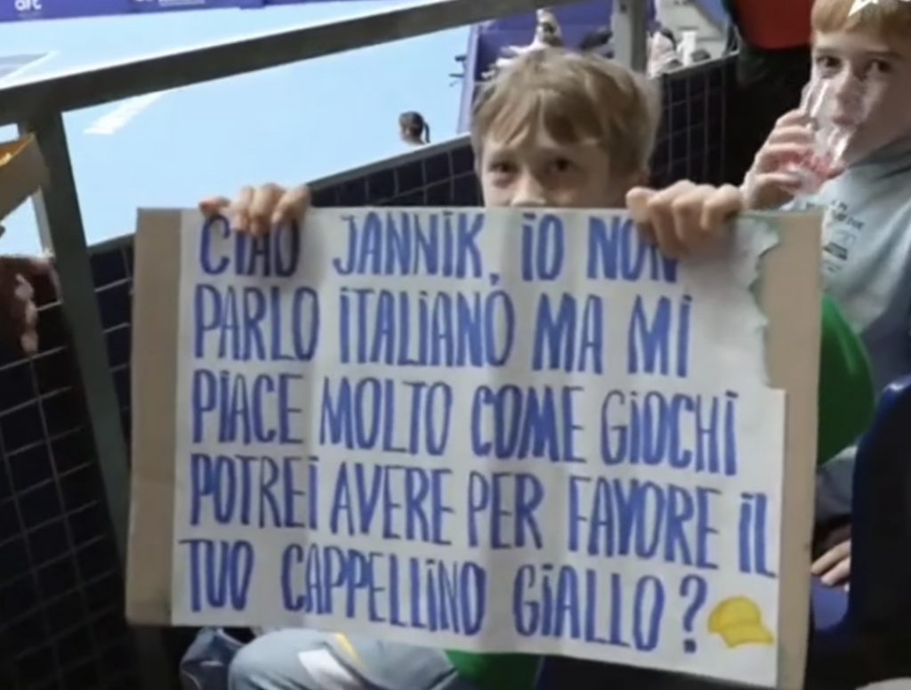 Jannik Sinner regala il suo cappellino a un bambino ad Anversa