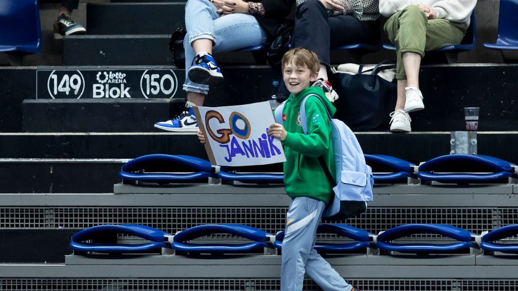 Un giovane fan di Jannik ad Anversa