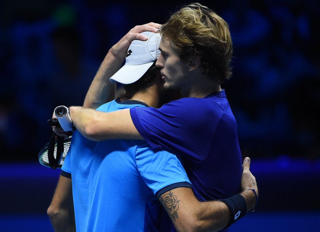 L'abbraccio a fine partita tra Zverev e Berrettini