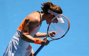 Australian Open, l’impresa di Alize Cornet. Che poi scoppia a piangere per l’emozione Australian Open, l'emozione di Cornet (VIDEO)