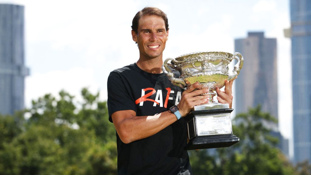 Nadal con il trofeo degli Australian Open 2022