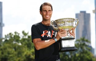Gli otto tennisti che hanno vinto almeno dieci titoli del Grande Slam Nadal con il trofeo degli Australian Open 2022