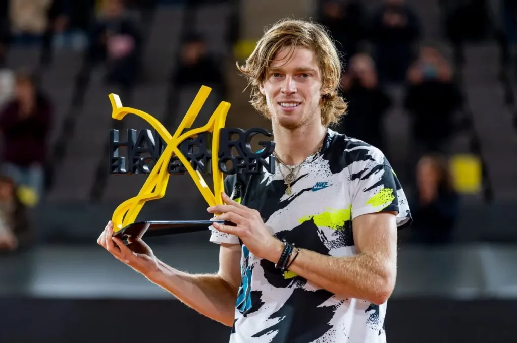 Roland Garros: ecco cosa succede agli atleti russi e bielorussi. E intanto Rublev fa una proposta a Wimbledon