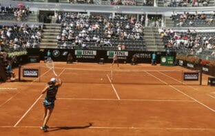 Iga Swiatek è imbattibile. Al Foro doma Azarenka e tocca quota 25