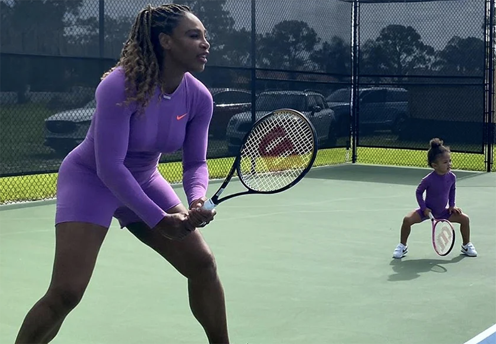 Serena Williams sul campo con la piccola Olympia