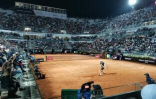 Internazionali d’Italia, Sinner parte col piede giusto e si regala il derby con Fognini Jannik Sinner sul Centrale contro Martinez