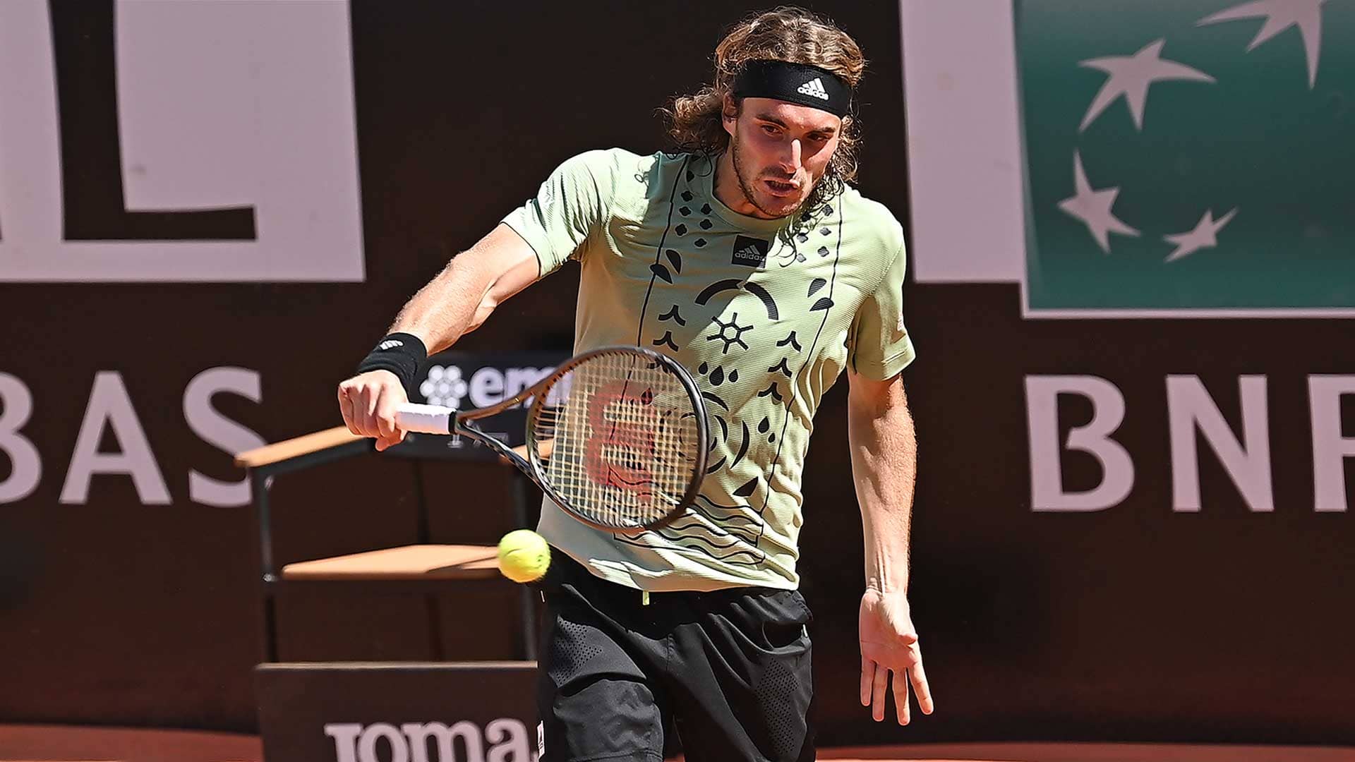 Internazionali, Tsitsipas in mezzo alla folla tra autografi e foto (VIDEO)