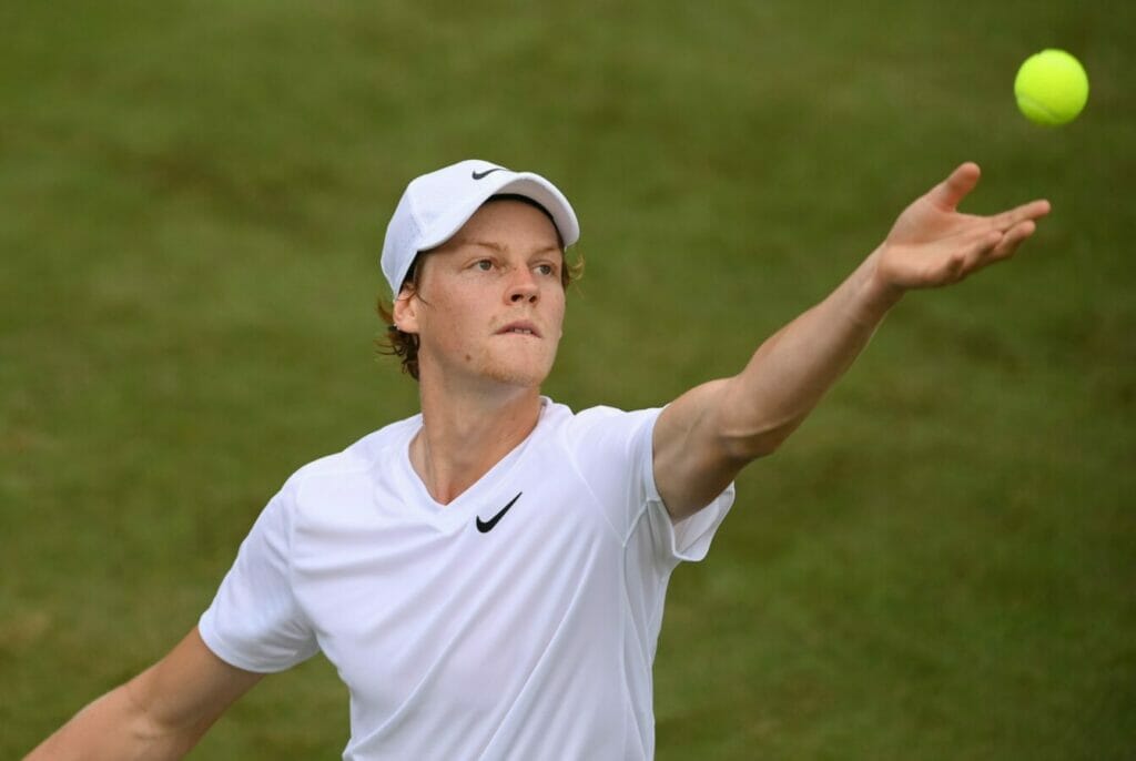 Sinner è pronto: primo allenamento sull’erba di Eastbourne (VIDEO)