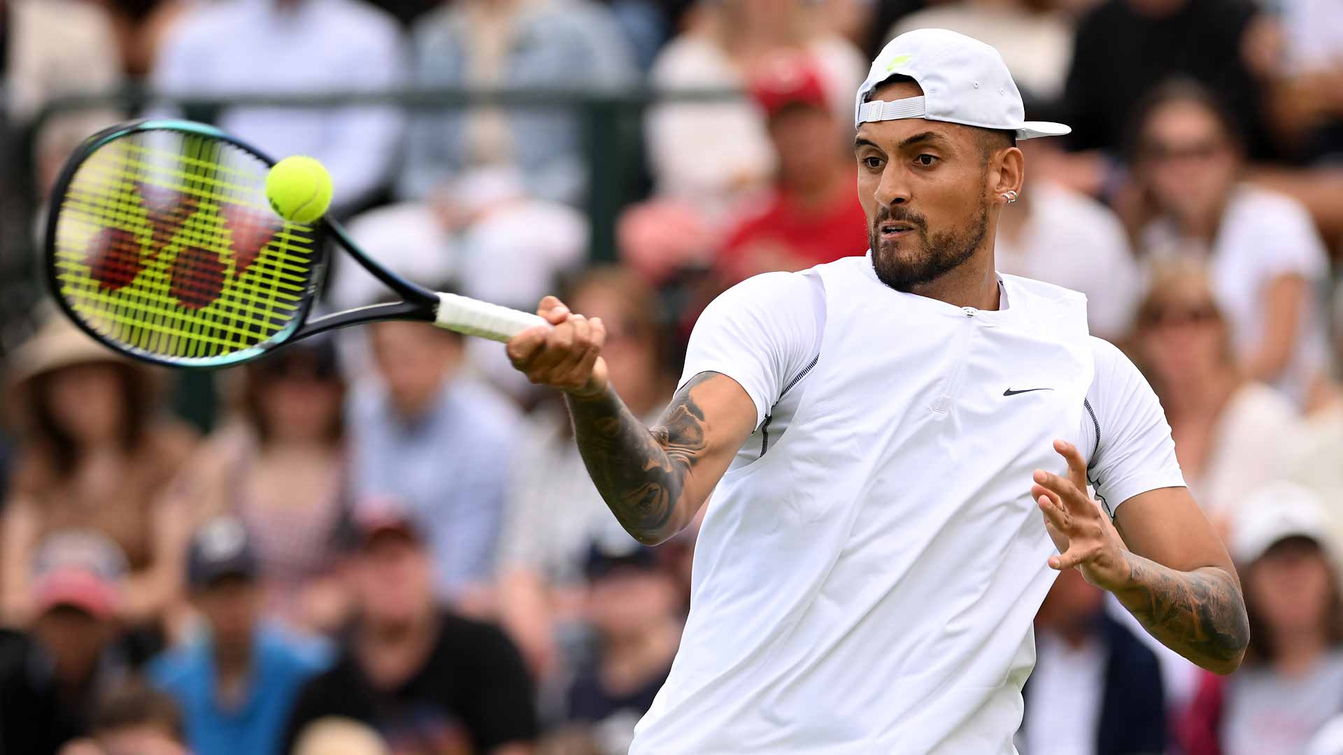 Wimbledon, lo show di Kyrgios tra litigate con gli arbitri e la proposta di fare il telecronista