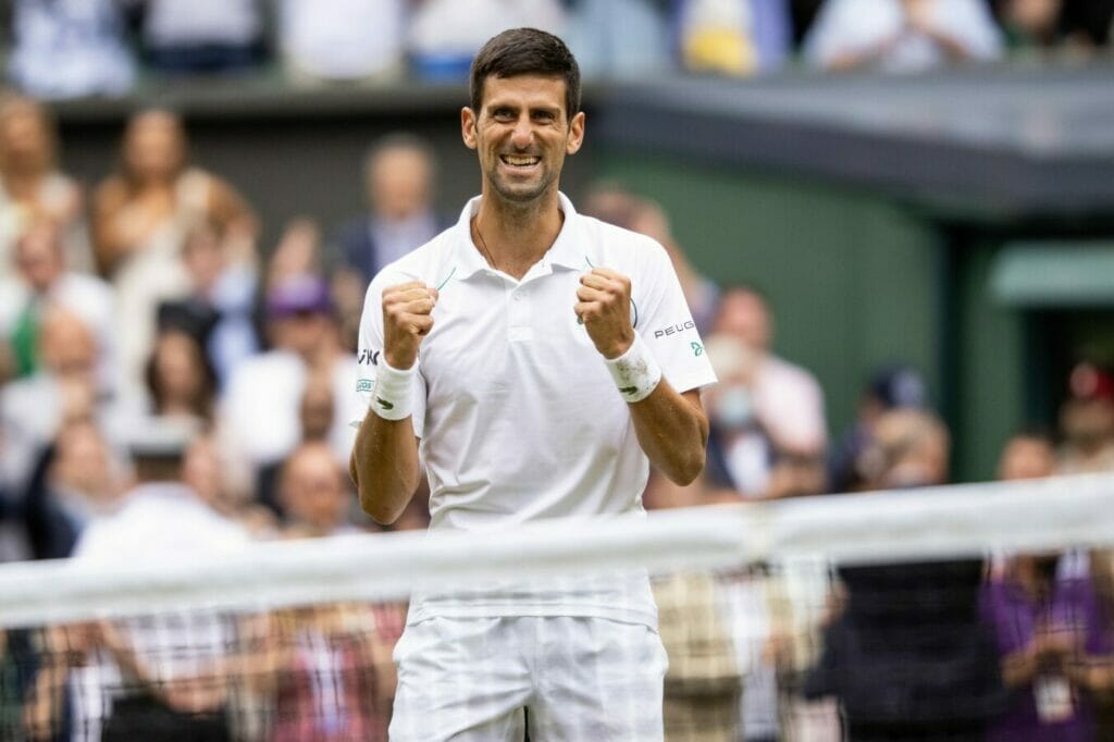 Wimbledon, Djokovic scambia i primi colpi col figlio Stefan (VIDEO)