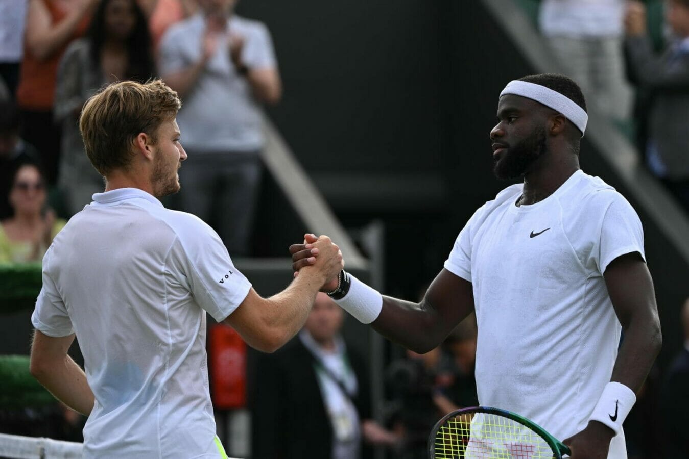 La stretta di mano tra Goffin e Tiafoe a Wimbledon
