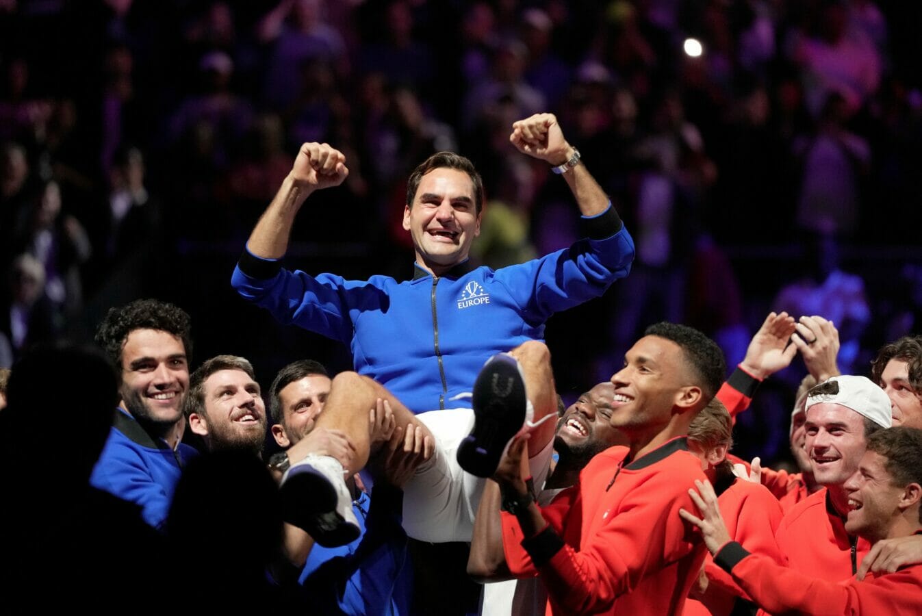 Laver Cup, compagni e avversari portano Federer in trionfo