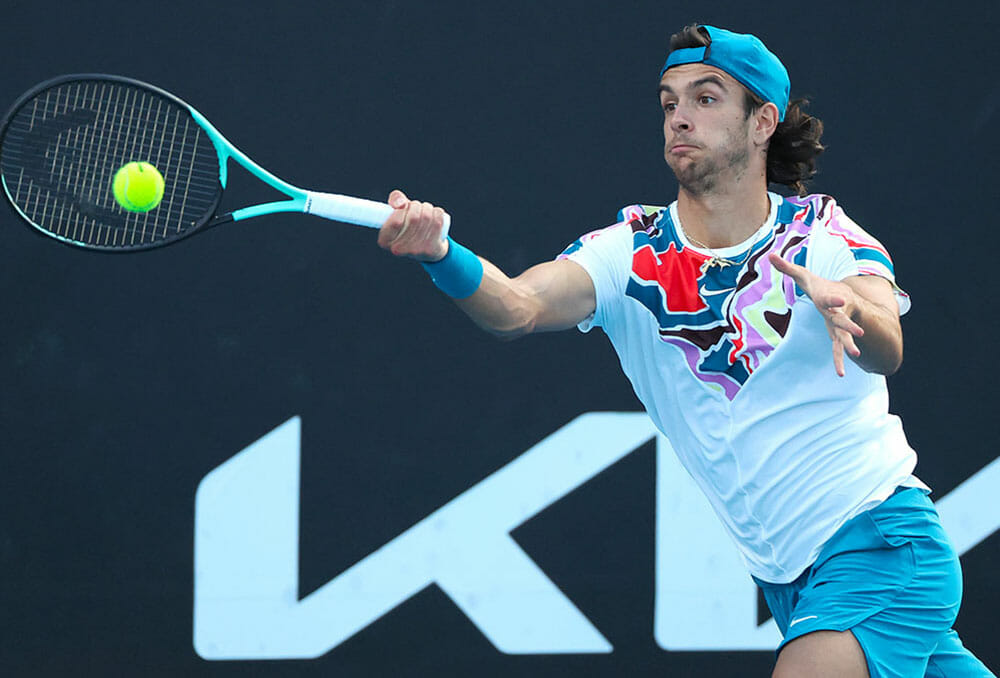 Lorenzo Musetti in azione all'Australian Open